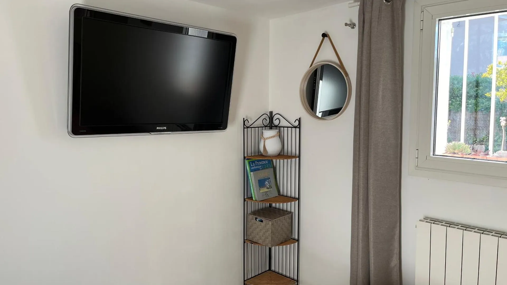 Appartement Deux Pieces Donnant Sur Un Jardin Antibes France